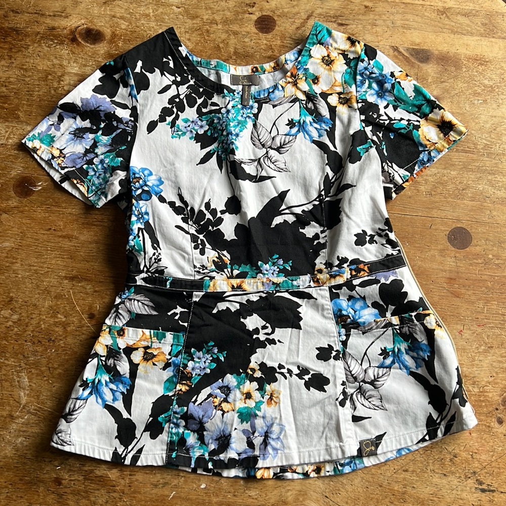 Jaanuu floral print scrub top